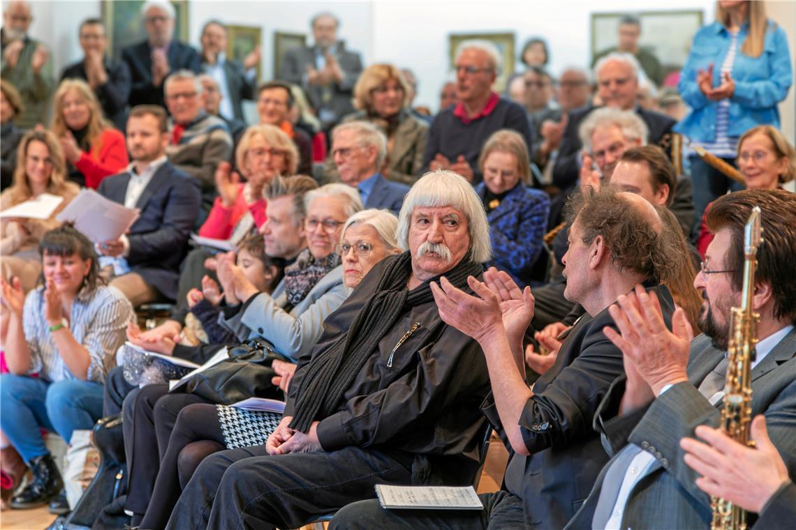 Die Bilder von Heiner Lucas sind wie gemalte Feuerwerke Seit mehr als vier Jahrzehnten lebt und arbeitet Heiner Lucas in Murrhardt.