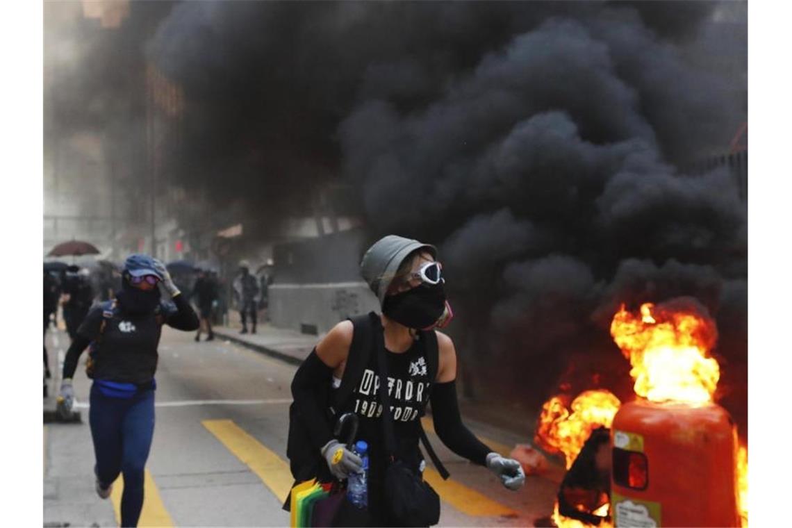 Proteste in Hongkong: Schuss auf Aktivisten schürt neue Wut Seit mehr als vier Monaten demonstrieren die Hongkonger gegen ihre eigene Regierung, die kommunistische Führung in Peking und ihren wachsenden Einfluss. Foto: Gemunu Amarasinghe/AP/dpa