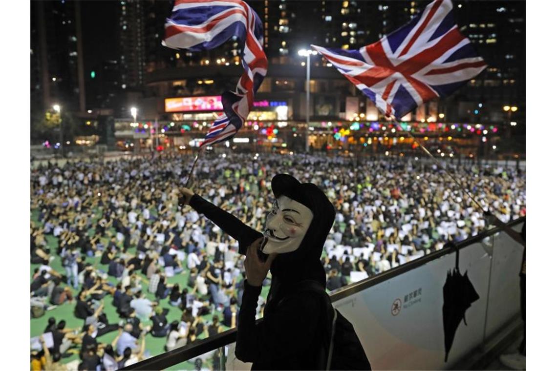Hongkong plant Vermummungsverbot - Streit um Notstandsgesetz Seit mehr als vier Monaten demonstrieren die Hongkonger gegen ihre eigene Regierung, die kommunistische Führung in Peking und ihren wachsenden Einfluss auf die chinesische Sonderverwaltungsregion. Foto: Kin Cheung/AP/dpa