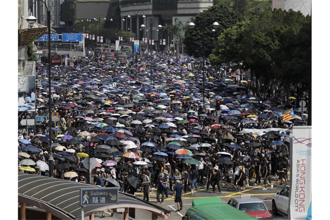 Zehntausende demonstrieren in Hongkong Seit mehr als vier Monaten demonstrieren die Menschen in Hongkong gegen ihre Regierung und den wachsenden Einfluss der kommunistischen Führung in Peking. Foto: Mark Schiefelbein/AP/dpa