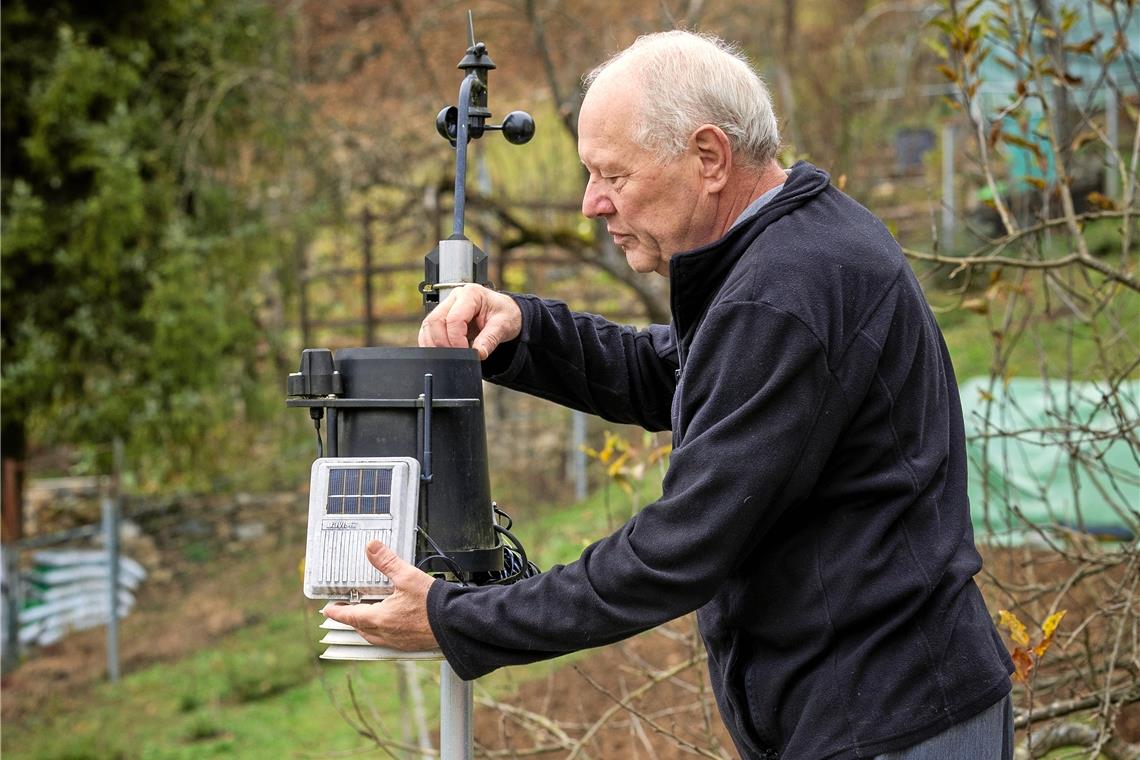 Seit Michael Weigle in Rente ist, hat er sein Messspektrum erweitert und überprüft auch die Wetterbedingungen in seinen Gewächshäusern. Foto: A. Becher