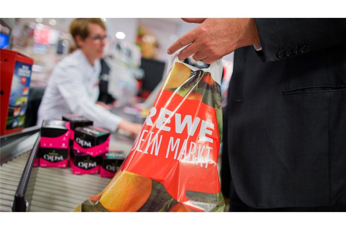 Seit Mitte 2016 gibt es das nicht mehr: Plastiktüten an der Rewe-Kasse.