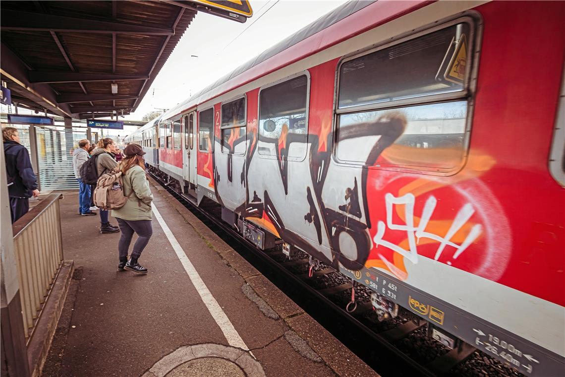 Go-Ahead macht mit alten Zügen weiter Seit Mitte Dezember betreibt Go-Ahead den Regionalexpress auf der Murrbahn zwischen Stuttgart und Nürnberg. Zum Einsatz kommen dabei nicht die zunächst angekündigten neuen Triebwagen, sondern altes Zugmaterial – und dabei wird es vorerst bis Ende April bleiben. Archivfoto: A. Becher