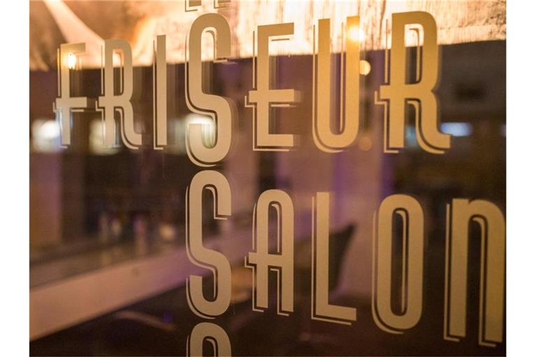 Seit Mitte Dezember sind die Salons wegen der Pandemie geschlossen, im Frühjahr 2020 hatten sie schon mal dichtmachen müssen. Foto: Daniel Karmann/dpa