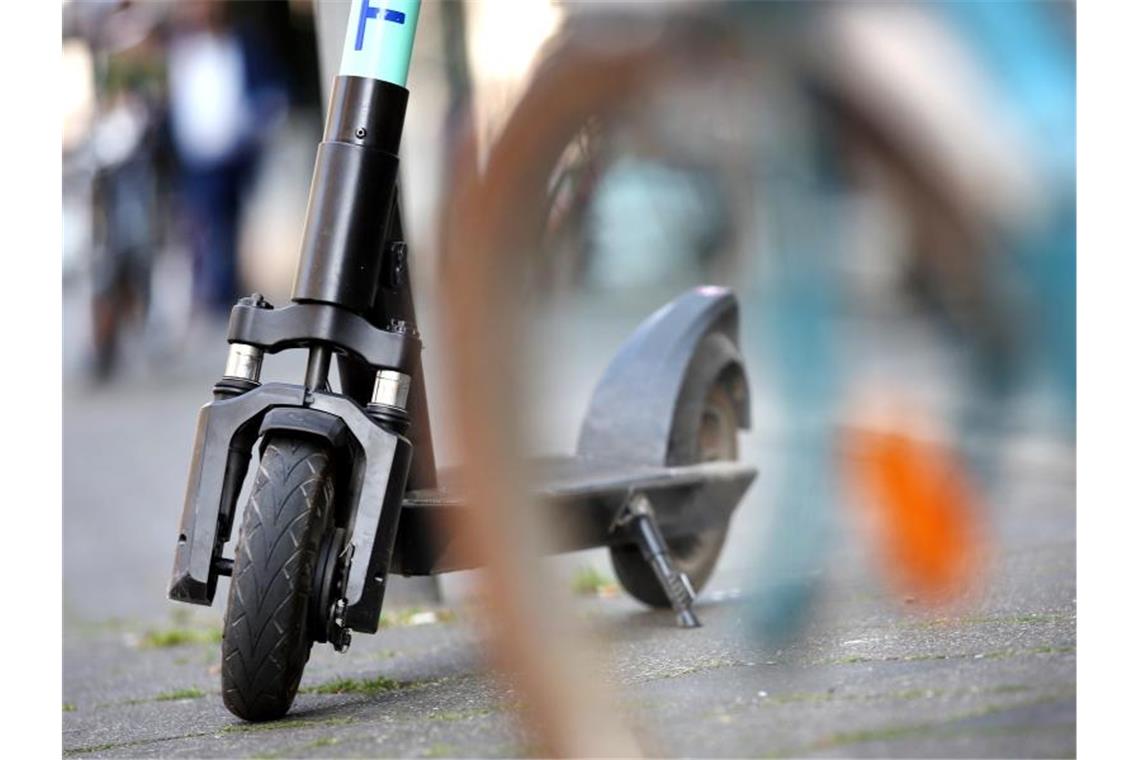 E-Tretroller sollen im Winter auf Berliner Straßen bleiben Seit Mitte Juni dürfen E-Tretroller in Deutschland auf Fahrradwegen und Straßen fahren. Foto: Martin Gerten/dpa