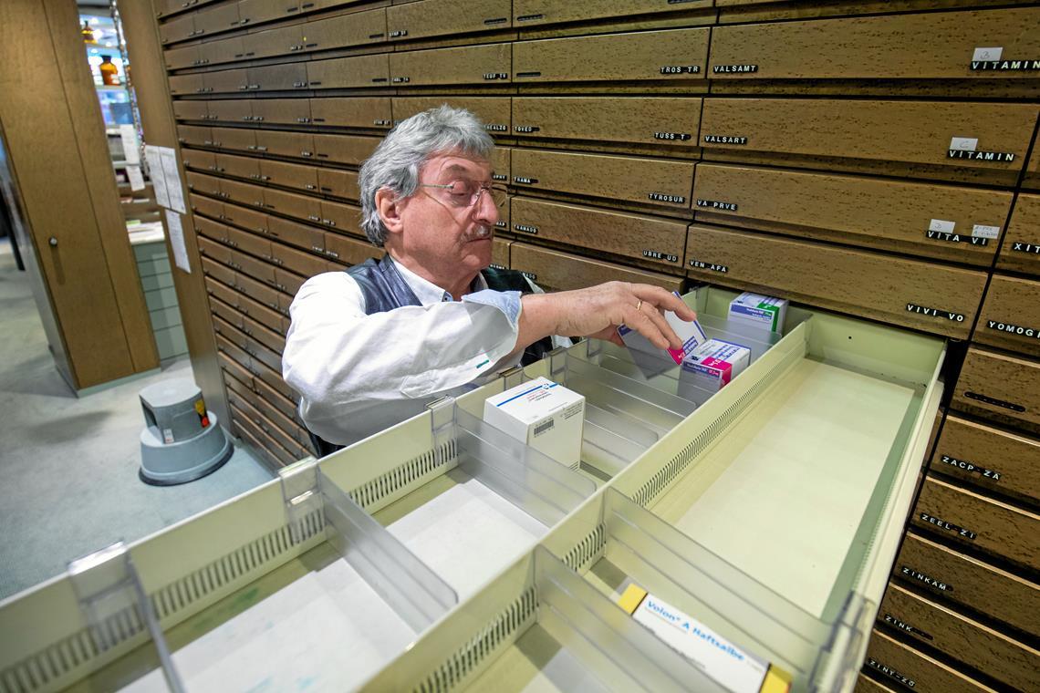 Medikamentenengpass ist auch im Rems-Murr-Kreis Dauerthema Seit mittlerweile mehreren Jahren schlagen sich Apotheker wie Volker Müller mit Lieferengpässen bei Medikamenten herum. Foto: Alex Becher