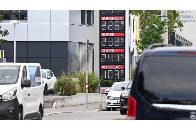 Seit Monaten müssen Autofahrer tief in die Tasche greifen, wenn sie tanken.