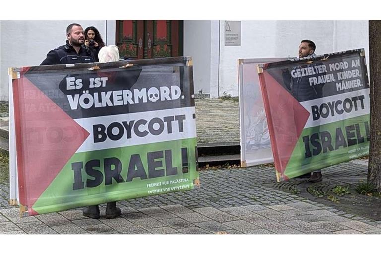 Seit Monaten müssen Kirchenbesucher die Mahnwache passieren, ehe sie in die Kirche können. An ihr finden sich immer wieder antisemitische Schmähungen.