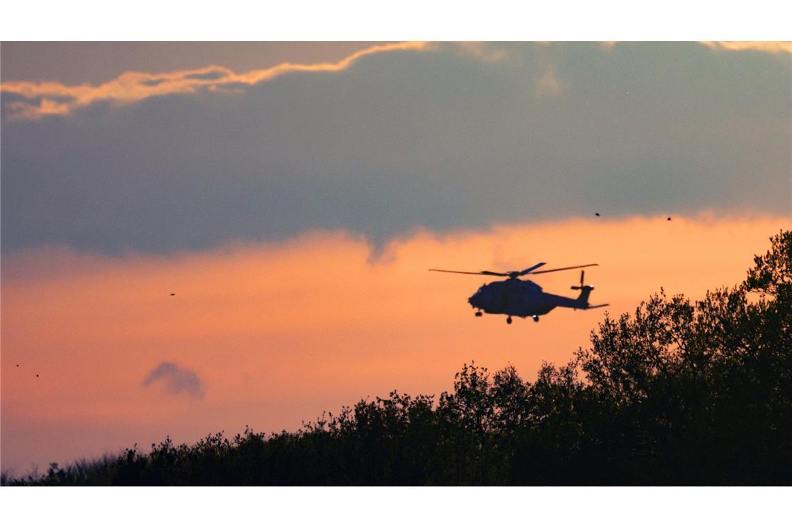 Seit Montagabend wird der sechsjährige Arian vermisst. In Bremervörde im nördlichen Niedersachsen setzt die Bundeswehr auch Hubschrauber ein. Rund 200 Soldaten mit Nachtsichtgeräten sollen in der Nacht nach dem Jungen suchen.