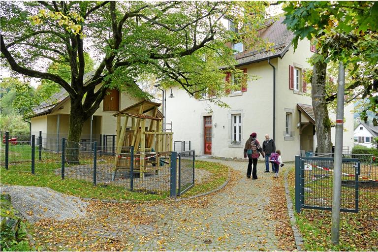 Seit Neuestem umgibt ein Zaun das alte Schulhaus in Bartenbach, welches nun eine Kindergartengruppe beherbergt. Foto: Ute Gruber