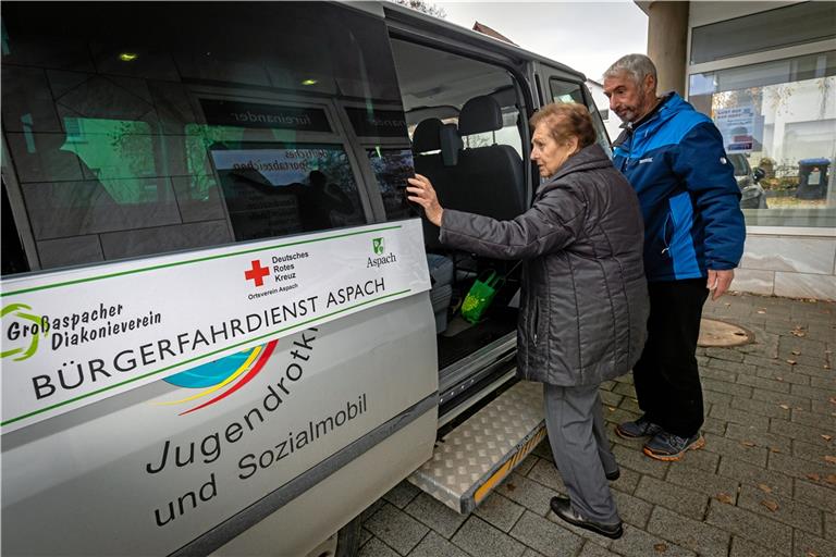 Seit Oktober 2022 bringen ehrenamtlich Helfer Aspacher Senioren zu Arztterminen, zum Einkaufen oder zum Seniorenkaffee. Der Fahrdienst soll auch nach der Modellphase weitergeführt werden. Archivfoto: Alexander Becher