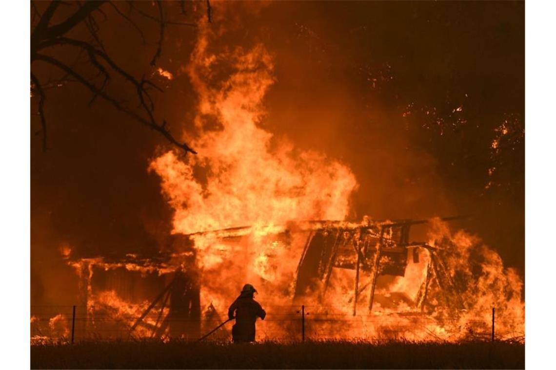 Australische Buschfeuer werden über Weihnachten wüten Seit Oktober haben Hunderte Buschbrände in Australien bereits mehrere Millionen Hektar Land vernichtet. Foto: Dan Himbrechts/AAP/dpa