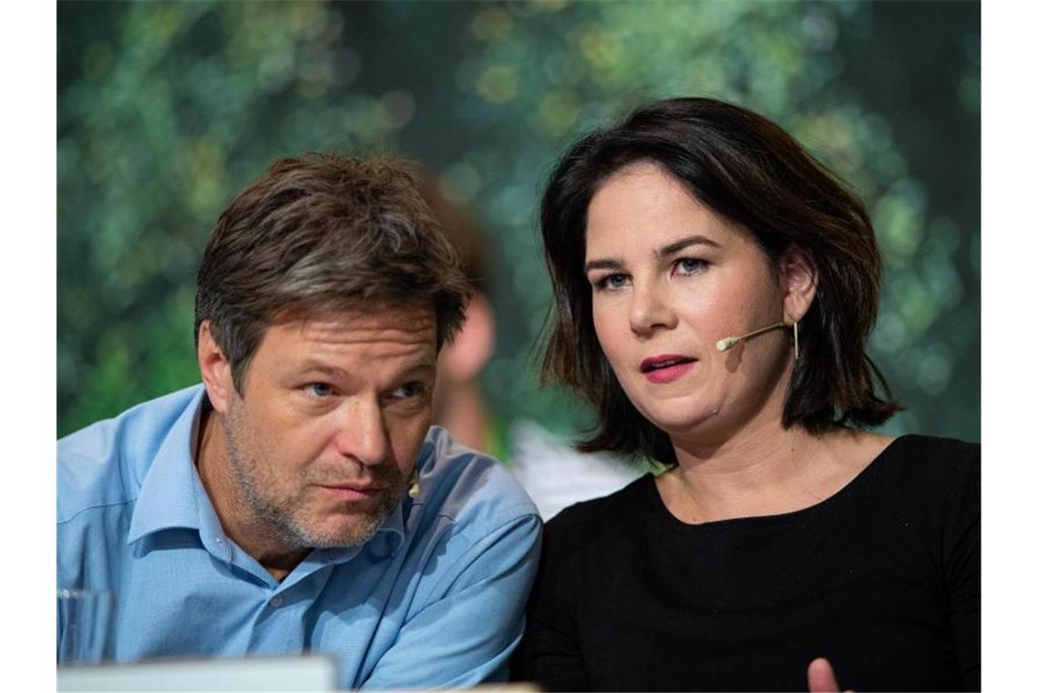 Baerbock und Habeck erneut an die Spitze der Grünen gewählt Seit Robert Habeck und Annalena Baerbock Parteivorsitzende sind, ist die Mitgliederzahl von 65.000 auf 94.000 gestiegen. Foto: Guido Kirchner/dpa