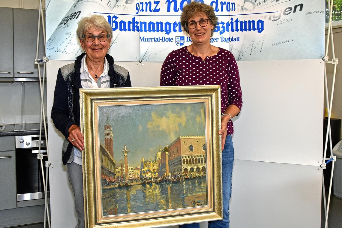 Seit rund 20 Jahren befindet sich ein Gemälde im Haus von Helga Deuschl (links),...