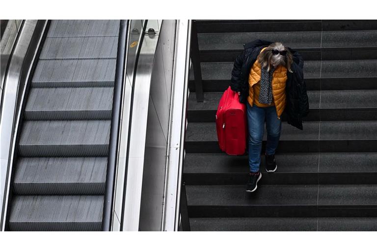 Seit rund vier Wochen stehen viele Rolltreppen am Berliner Hauptbahnhof und anderen deutschen Bahnhöfen still. (Archivbild)