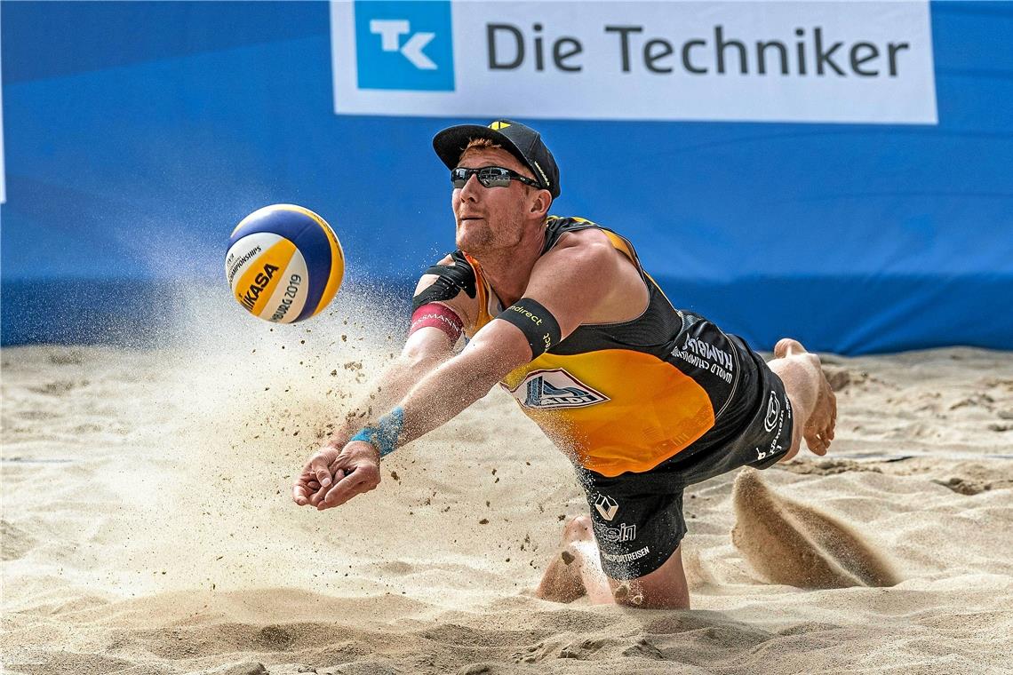Erste Schritte zurück in die Normalität Seit rund zwei Wochen ist Beachvolleyballer Yannick Harms im Training wieder am Ball. Bis er auch bei Turnieren wieder im Sand stehen darf, muss sich der Backnanger aber noch gedulden. Foto: FIVB