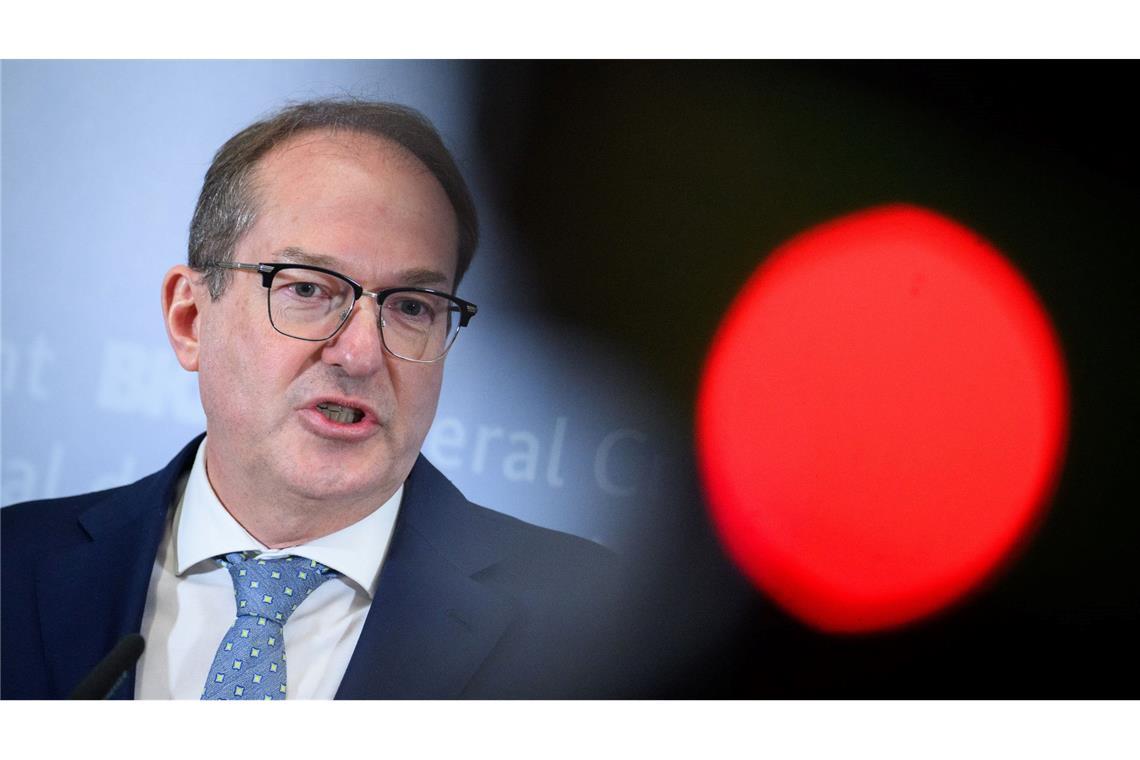 Seit seinem Amtsantritt im Mai 2025 legt Bundesinnenminister Alexander Dobrindt (CSU) den Fokus darauf, dass weniger Asylbewerber nach Deutschland kommen. Ukraine-Flüchtlinge müssen in den EU-Staaten keinen Asylantrag stellen, sondern werden direkt aufgenommen und dürfen arbeiten. (Archivfoto)