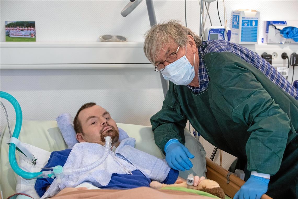 Seit seinem Arbeitsunfall im Dezember 2018 ist Michel Mündlein querschnittsgelähmt. Sein Vater Karl besucht ihn fast täglich im Pflegeheim. Foto: A. Becher
