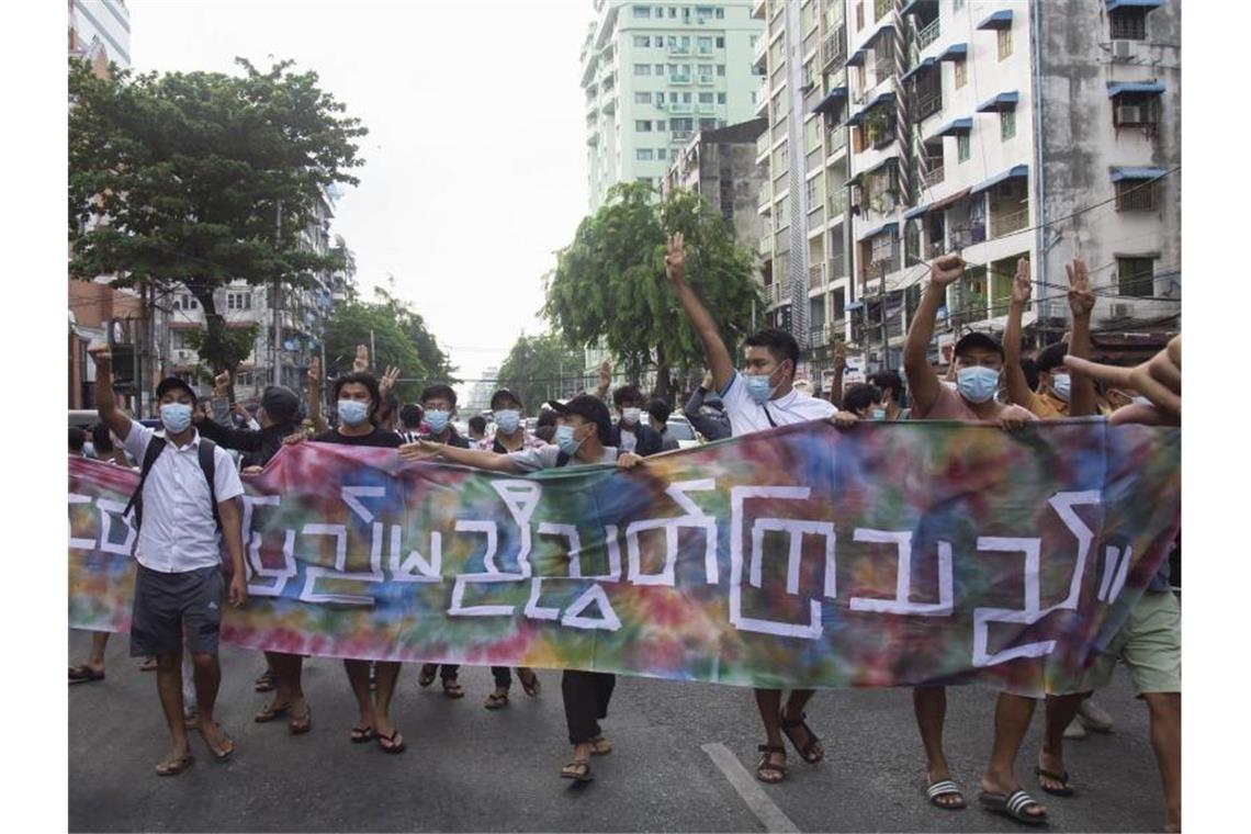 Medien: Etwa zwanzig Tote bei Zusammenstößen in Myanmar Seit sich das Militär in Myanmar an die Macht geputscht hat, kommt es landesweit immer wieder zu Protesten - die oft brutal niedergeschlagen werden. Foto: Uncredited/AP/dpa