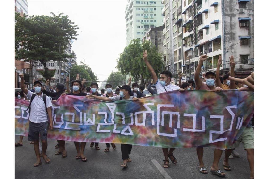 Seit sich das Militär in Myanmar an die Macht geputscht hat, kommt es landesweit immer wieder zu Protesten - die oft brutal niedergeschlagen werden. Foto: Uncredited/AP/dpa