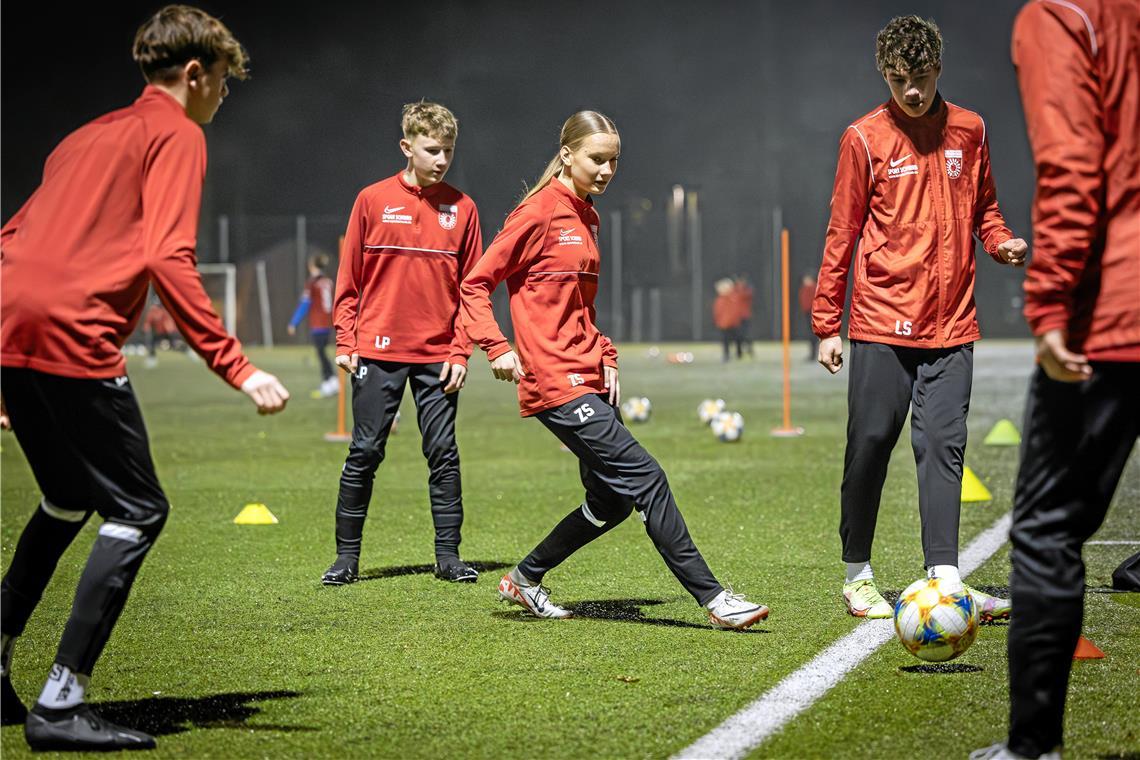 Nationalspielerin Zoe-Ida Schmidt inmitten lauter Jungs Seit Sommer ist Zoe-Ida-Schmidt (Mitte) am Ball bei den U-15-Jungs der SG und ist deren erste deutsche Nationalspielerin. Foto: Alexander Becher