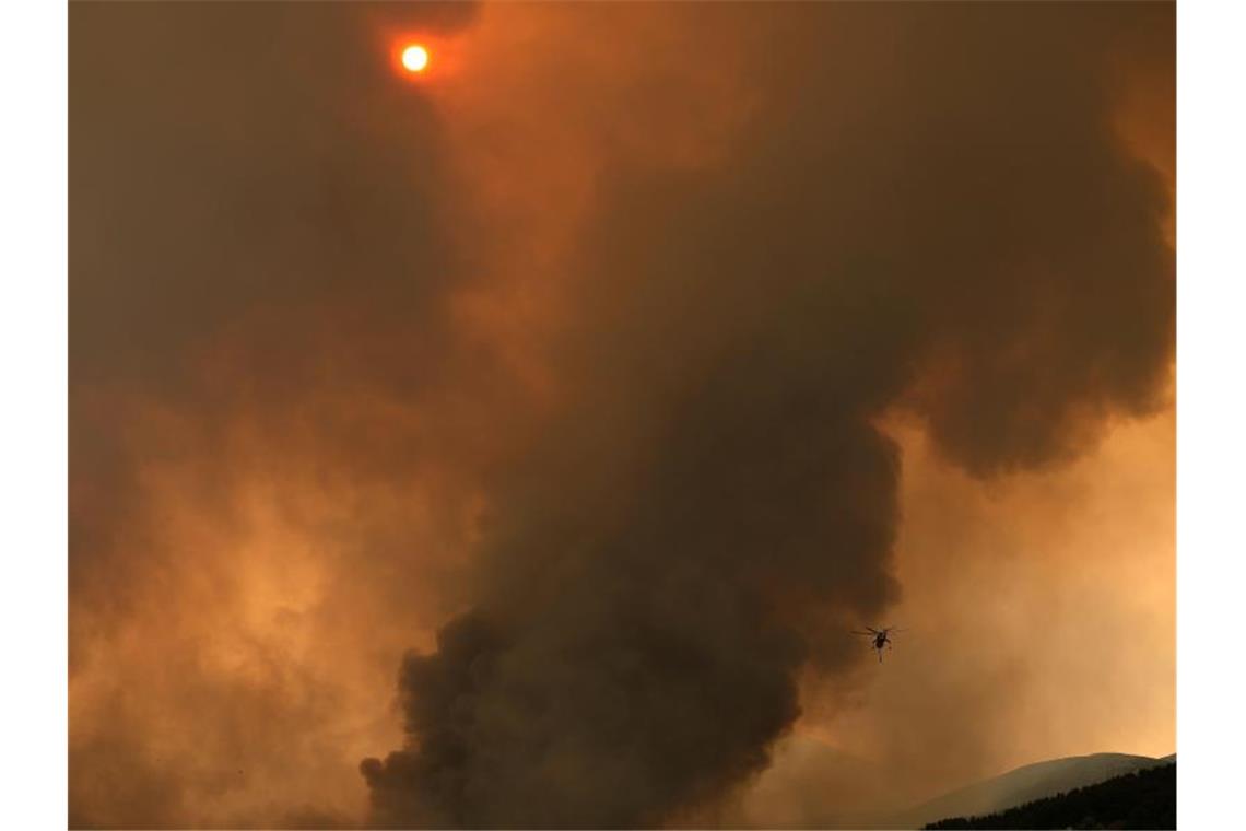 Seit Tagen brennt es im Westen von Athen. Foto: Thanassis Stavrakis/AP/dpa