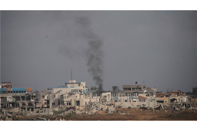 Seit Tagen fliegt die israelische Luftwaffe massive Angriffe auf Ziele im Gazastreifen. Nun sollen Bewohner von Chan Junis die Stadt verlassen.
