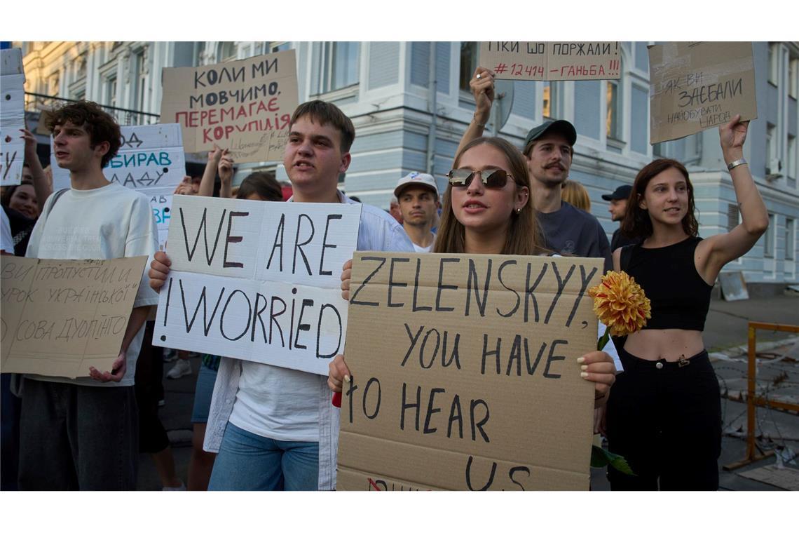 Rada legt Abstimmungstermin für Selenskyjs neues Gesetz fest Seit Tagen gab es Proteste in Kiew und anderen Städten gegen die Beschneidung der Vollmachten der Anti-Korruptionsbehörden.