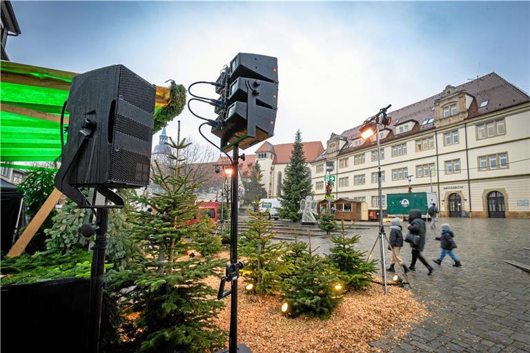 Seit Tagen laufen die Vorbereitungen für den Backnanger Weihnachtsmarkt auf Hochtouren, damit er heute um 11 Uhr eröffnen kann. Und das mit dem ganz normalen Musikprogramm. Foto: Alexander Becher