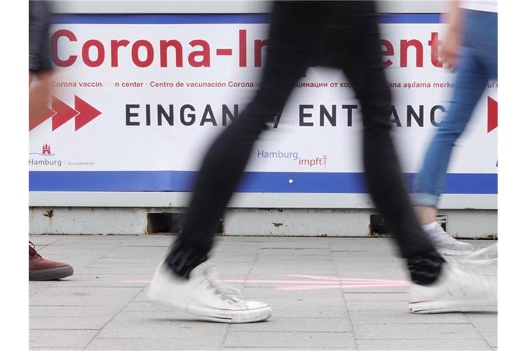 Seit über einem Monat steigt die Zahl der Neuinfektionen an. Zugleich erlahmt die Impfkampagne. Foto: Luise Evers/dpa