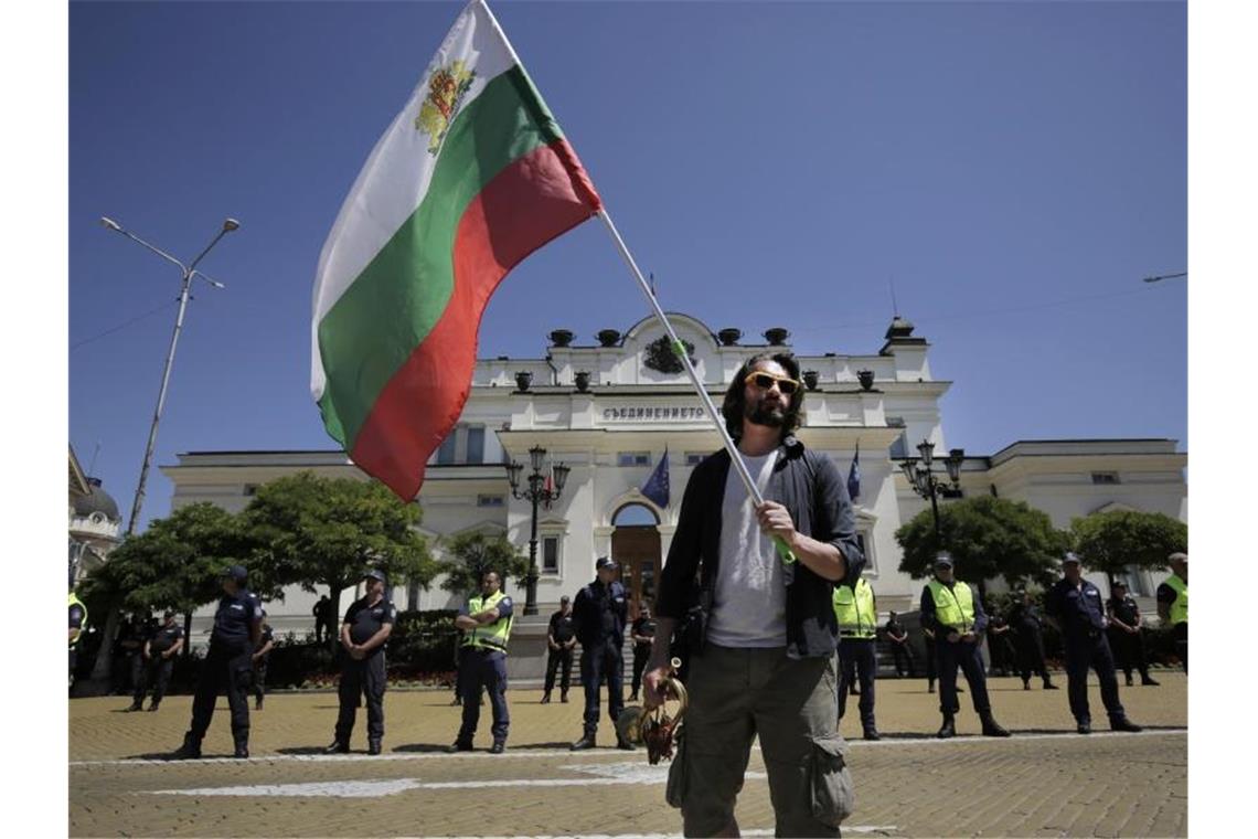 Seit Wochen demonstrieren viele Bulgaren gegen die Regierung und fordern den Rücktritt von Ministerpräsident Boiko Borissow. Foto: Valentina Petrova/AP/dpa