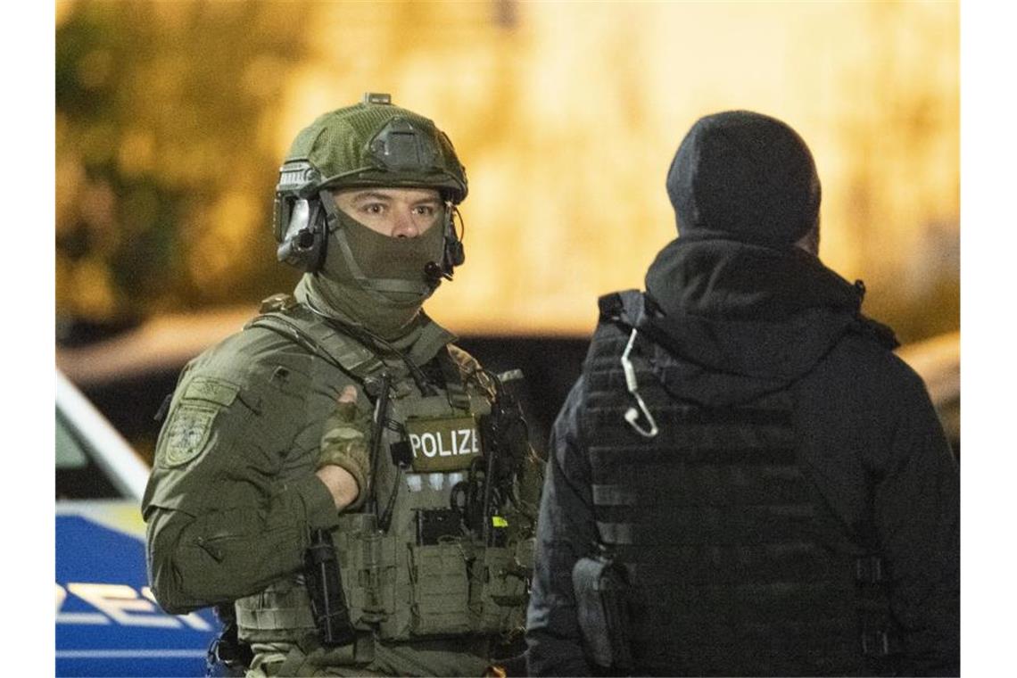SEK-Beamte in der Nähe eines Tatorts im Einsatz. Foto: Boris Roessler/dpa