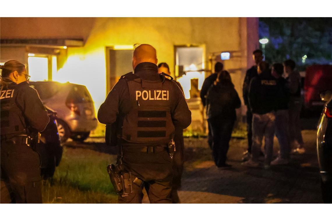 Nach gewalttätigem Streit: Polizei durchsucht Wohnung SEK im Einsatz.