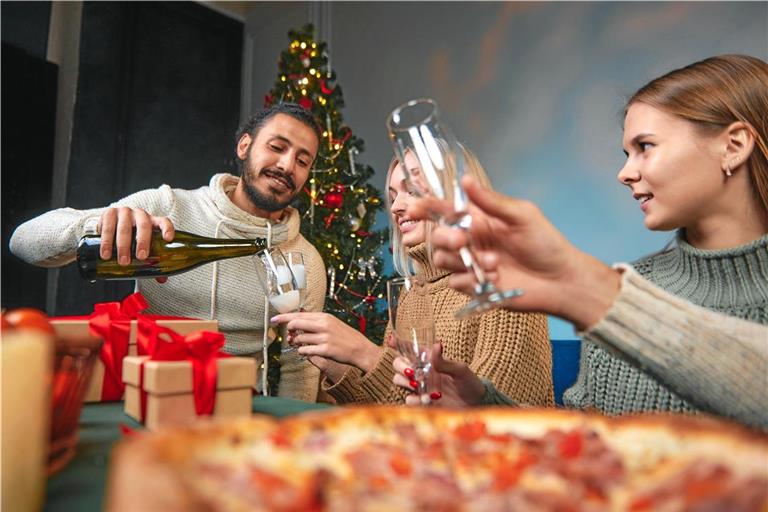 Sekt und Geschenke sind in vielen Kulturen Teil der Silvestertraditionen. Symbolfoto: Adobe Stoc/Peter Gatilo