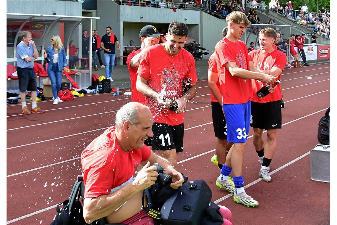 Sektdusche für Tai Volkmer. Auswärtssieg der SG Sonnenhof Großaspach (gelb) in F...