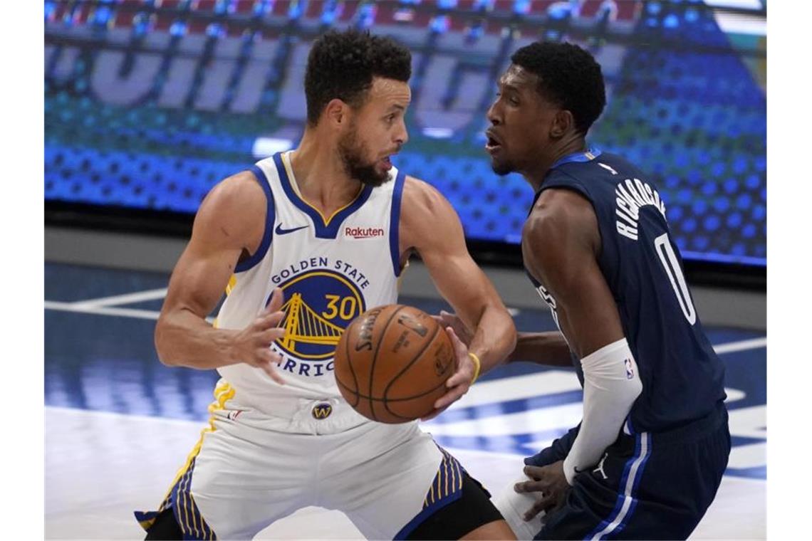Mavericks gewinnen nach Curry-Doncic-Spektakel Selbst 57 Punkte von Stephen Curry (l) reichten den Golden State Warriors nicht zum Sieg gegen die Dallas Mavericks. Foto: Tony Gutierrez/AP/dpa