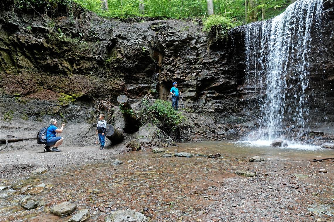 Schluchttour ist nach wie vor der Hit Selbst bei schlechtem Wetter machten sich am Samstag viele Menschen auf den Weg in die Hörschbachschlucht. Kontrovers diskutiert wurde über die drei Euro Parkgebühr. Fotos: J. Fiedler