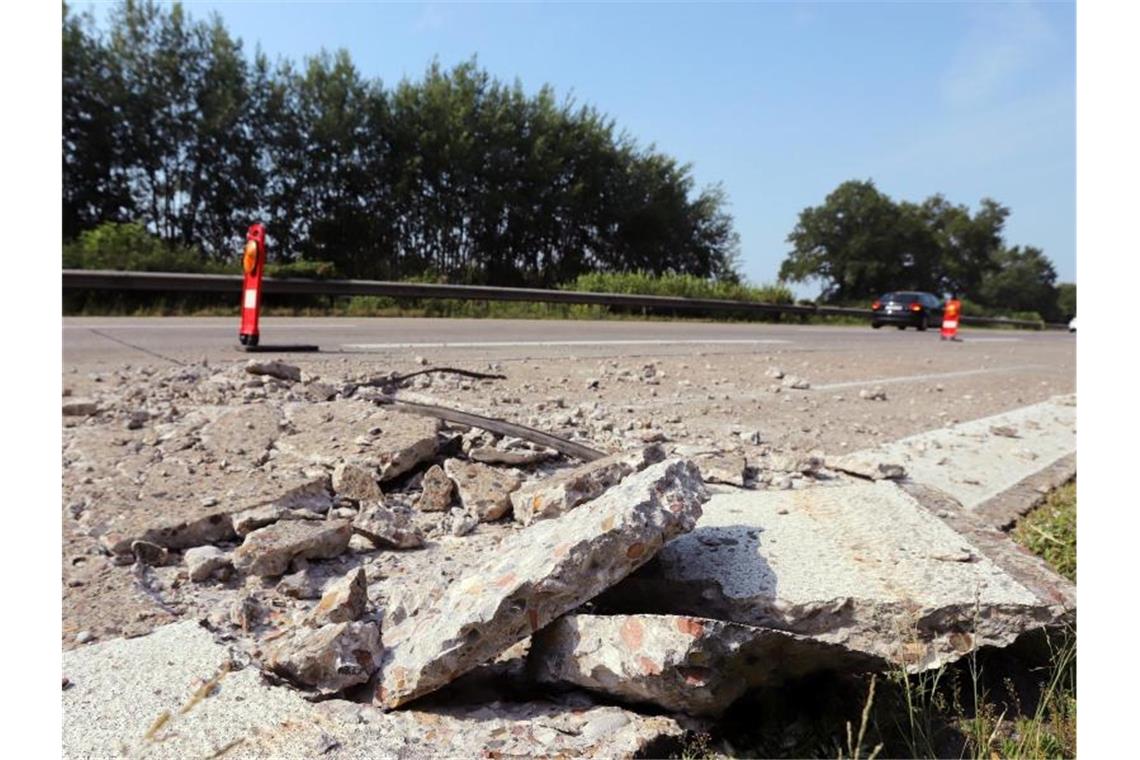 Extreme Junihitze - Wetterrekorde verlagern sich nach vorn Selbst Beton zerspringt: Hitzeschäden auf der Autobahn A7. Foto: Christian Butt