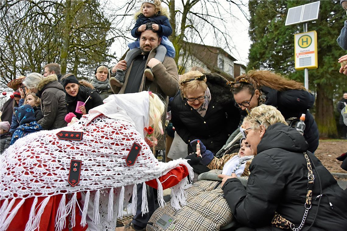 Selbst die Jüngsten hatten keine Scheu und bekamen zur Belohnung Süßes von den N...