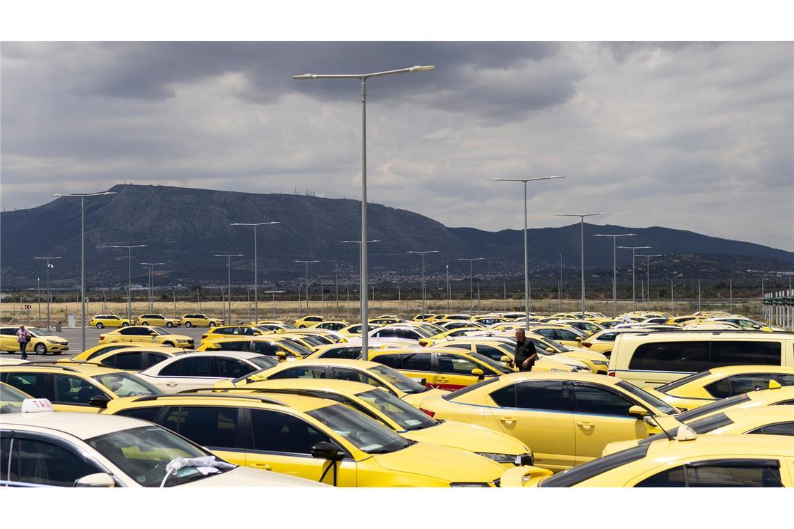 48-stündiger Taxi-Streik in Athen Selbst die Parkplätze am Flughafen besetzten die erbosten Taxifahrer.