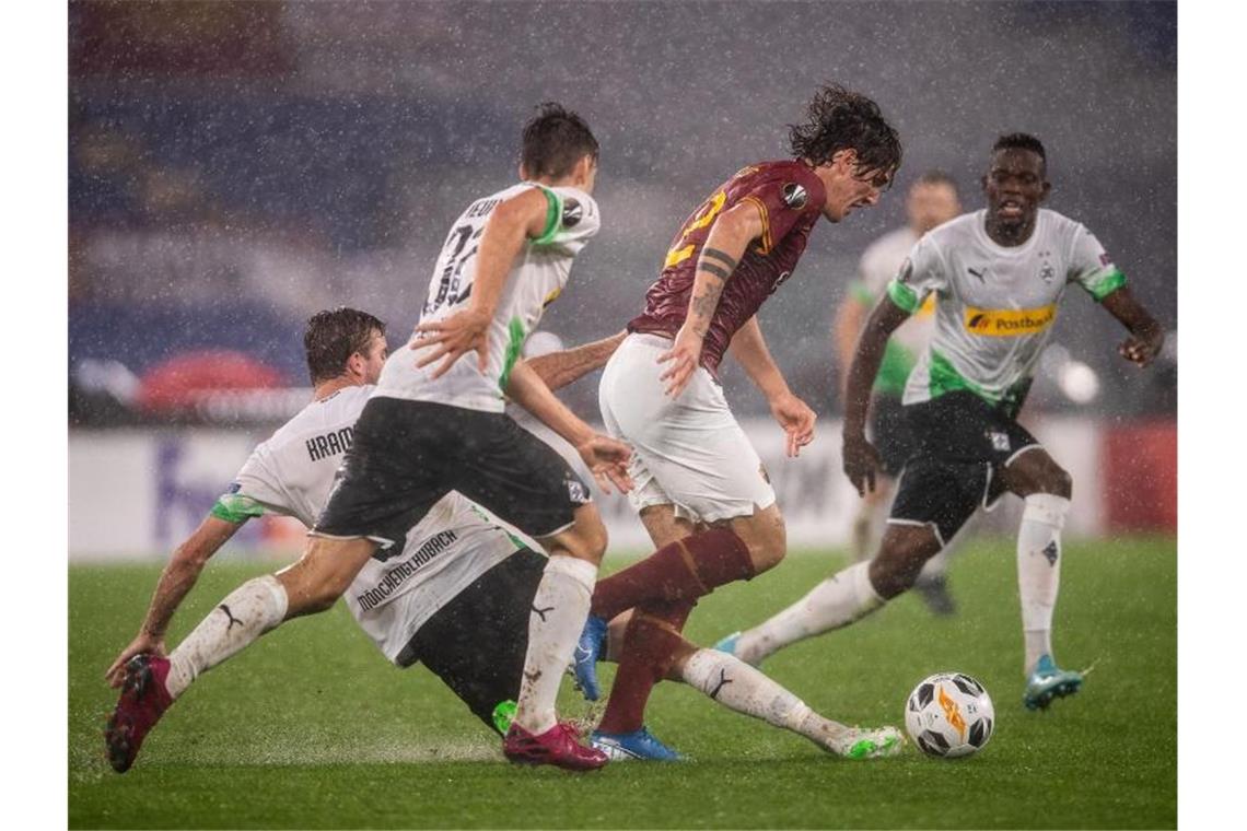 Stindl sorgt für Gladbacher Last-Minute-Remis im Römer Regen Selbst drei Gladbacher können Roms Nicolo Zaniolo nicht stoppen. Foto: Marius Becker/dpa