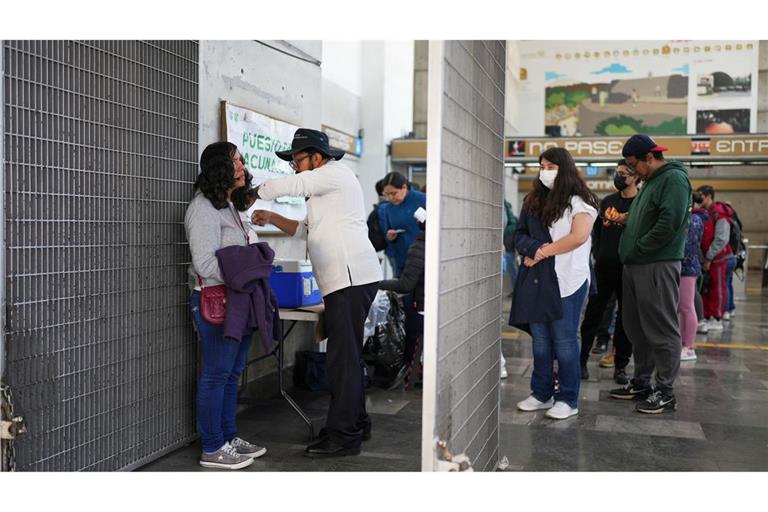 Selbst in U-Bahn-Stationen wird geimpft: Schutz vor Masern in Mexiko.