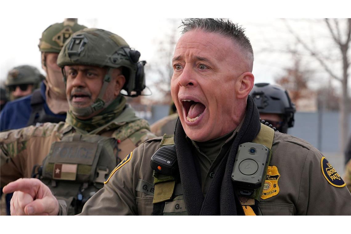 Selbst nach Gewaltexzessen nahm Bovino seine Beamten in Schutz. (Archivbild)