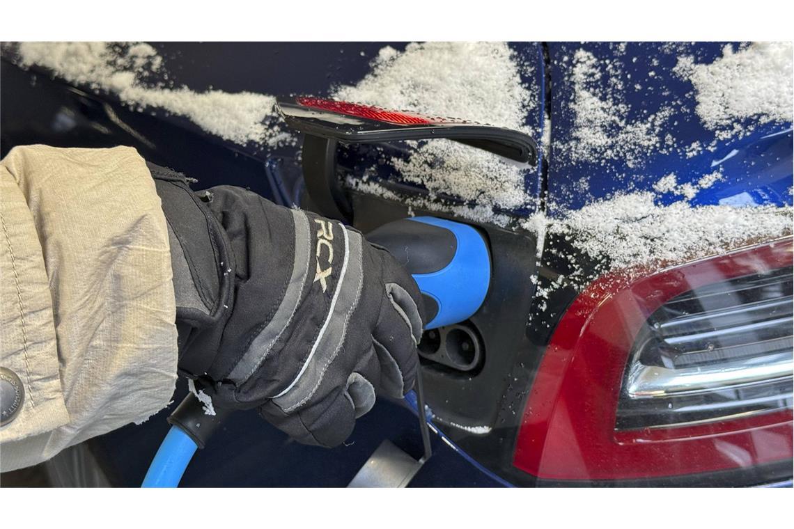 Selbst Staus stellen für E-Autos kaum ein Problem dar. Ein gut geladenes Auto kann mehrere Stunden im Stau stehen, so der ADAC. Die Batterie arbeitet selbst bei besonders niedrigen Temperaturen energieeffizient.