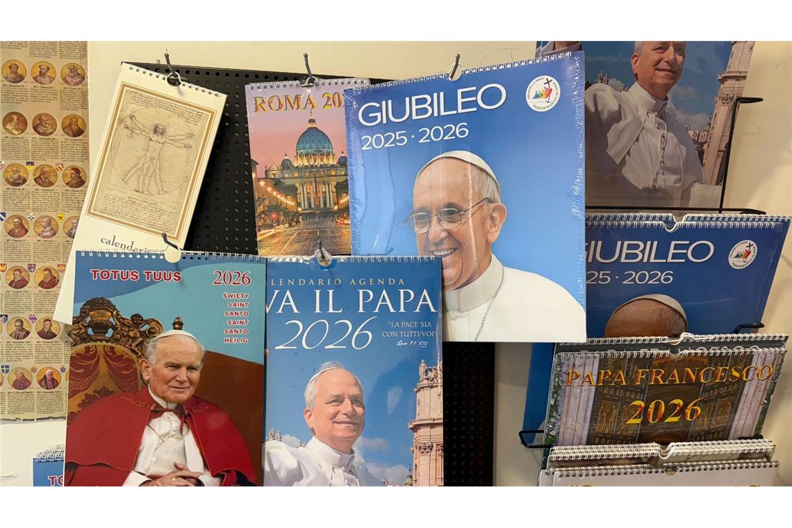 Selbst vom 2005 verstorbenen Papst Johannes Paul II. gibt es noch Kalender.