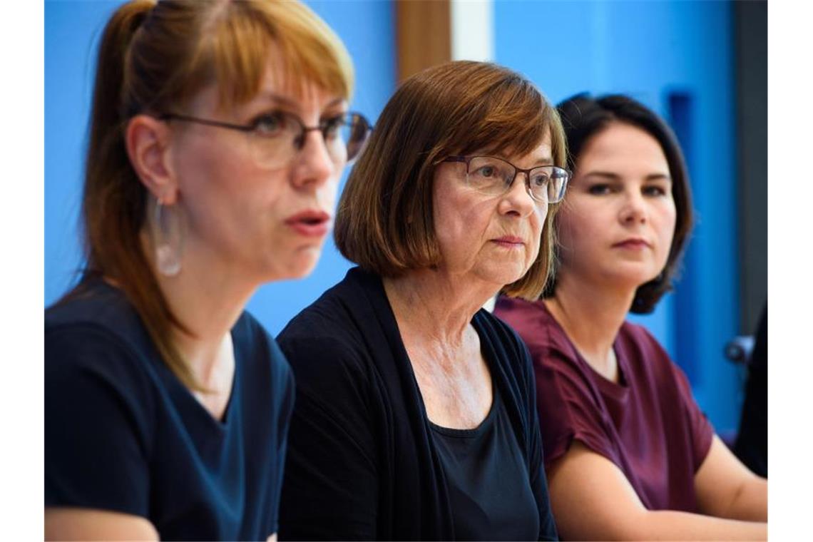 Selbstbewusst am Tag danach: Die beiden Grünen-Spitzenkandidatinnen Katja Meier und Ursula Nonnemacher mit Parteichefin Annalena Baerbock (v.l.). Foto: Gregor Fischer