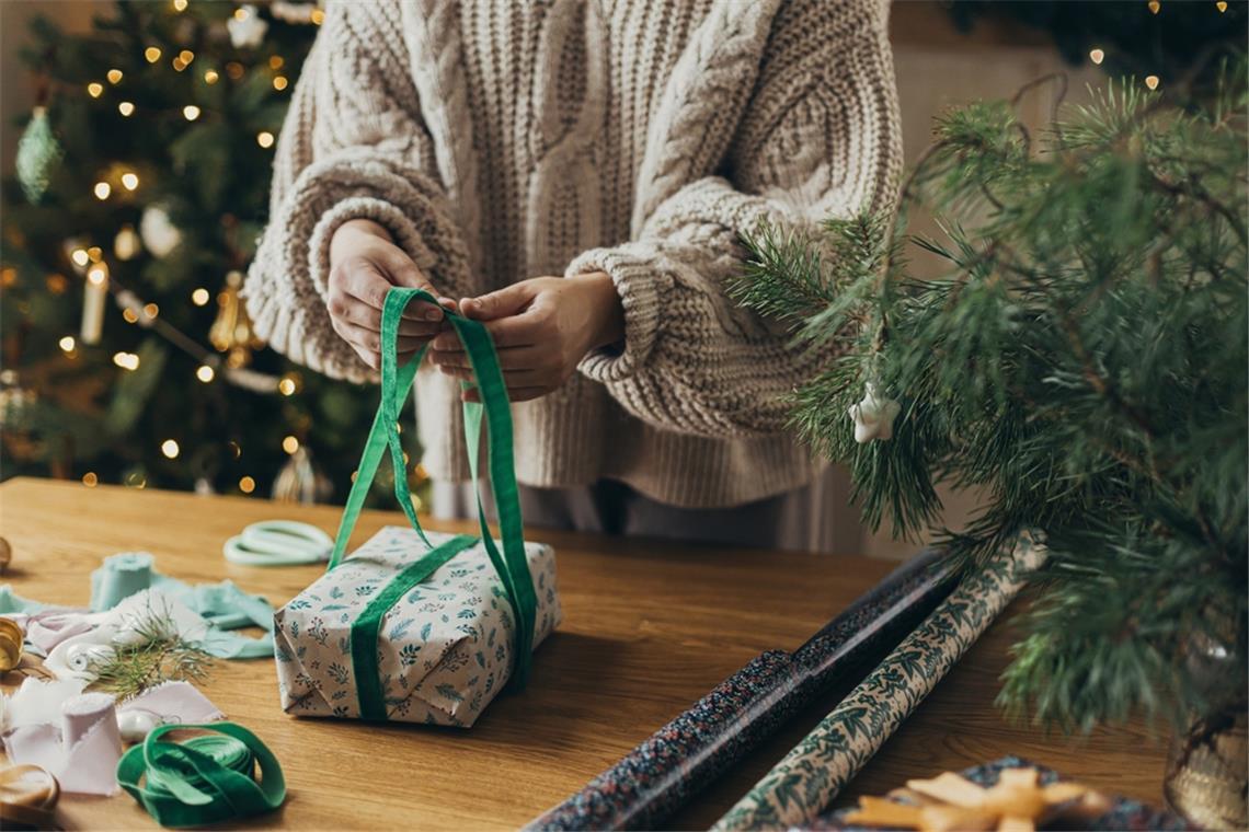 Selbstgemachte Weihnachtsgeschenke verleihen dem Fest eine besonders persönliche Note.