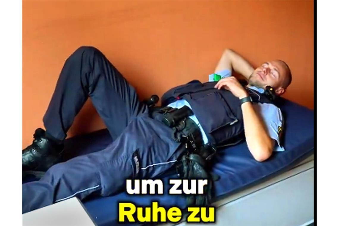 Selbstironischer Spot: So gemütlich liegt es sich im Polizeigewahrsam.