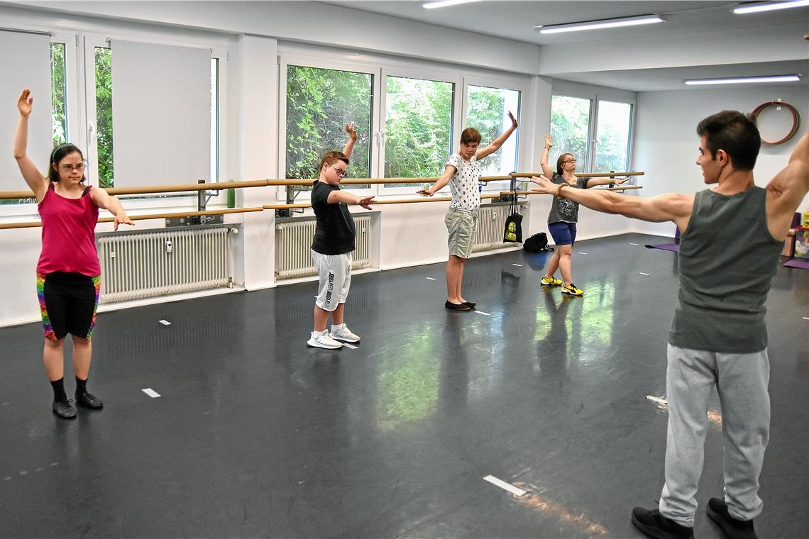 Selbstverteidigungskurs mit Trainer Daniel Barreira Gomes: Die Mädchen und Jungen absolvieren das Training in der Backnanger Ballettschule Rüter. Foto: T. Sellmaier