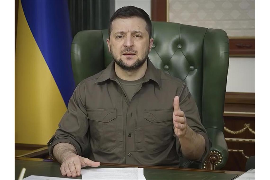 Selenskyj ruft in einer neuen Videobotschaft zum Durchhalten gegen die russischen Truppen auf. Foto: Uncredited/Ukrainian Presidential Press Office/AP/dpa